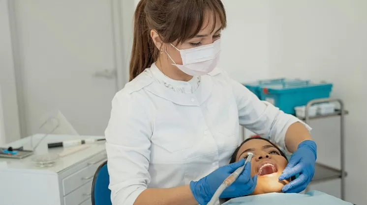 Tiras blanqueadoras versus bolígrafo para clínicas dentales: estrategia complementaria para llevar a casa